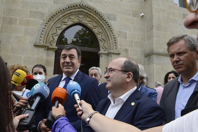 El conselleiro de Educación, Román Rodríguez (i), y el ministro de Cultura y Deporte, Miquel Iceta (d), responden a los medios tras una visita al Archivo Histórico Provincial, a 8 de septiembre de 2022, en Ourense, Galicia (España). El Archivo Histórico