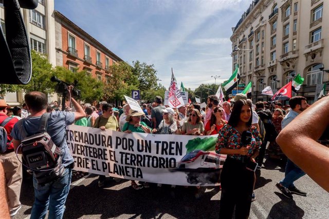 Un grupo de personas sostiene una pancarta durante una concentración por un tren “digno” para Extremadura, frente al Congreso de los Diputados, a 8 de septiembre de 2022, en Madrid (España). 