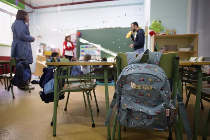 Un profesor da clase a un grupo de alumnos el día que arranca el curso escolar en Galicia, en el CEIP Eduardo Cela Vila de Triacastela, a 8 de septiembre de 2022, en Triacastela, Lugo, Galicia (España).