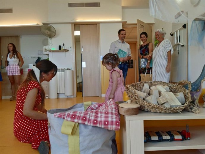 El regidor de Enseñanza, Lloren Carrió, y la gerente del Patronato de Escuelas Infantiles, Francesca Niell, visitan el centro escolar de Son Ferriol.