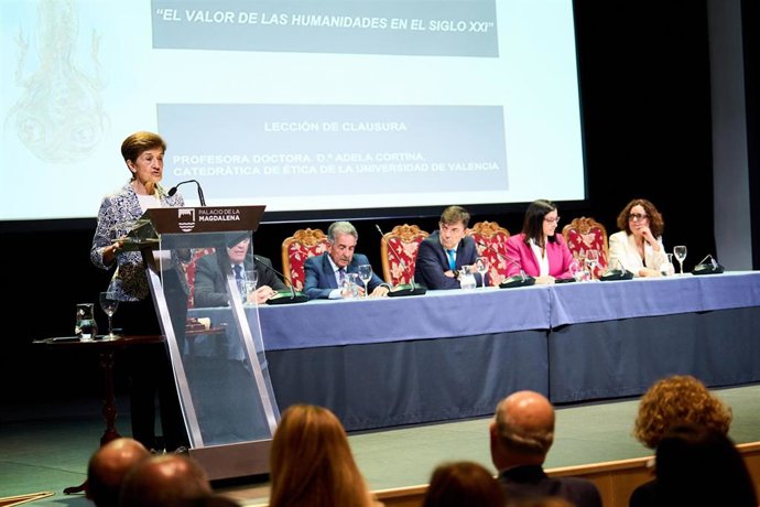 La filósofa Adela Cortina interviene durante la clausura de la 90 edición de los Cursos de Verano de la UIMP