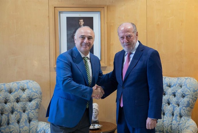 El nuevo responsable de la Dirección territorial de CaixaBank en Andalucía, Juan Ignacio Zafra, en su encuentro con el presidente de la Diputación de Sevilla, Fernando Rodríguez Villalobos.