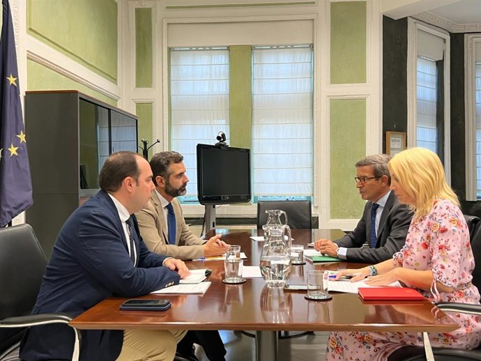Reunión de los consejeros de Sostenibilidad, Medio Ambiente y Economía Azul y de Política Industrial y Energía, Ramón Fernández-Pacheco y Jorge Paradela, respectivamente