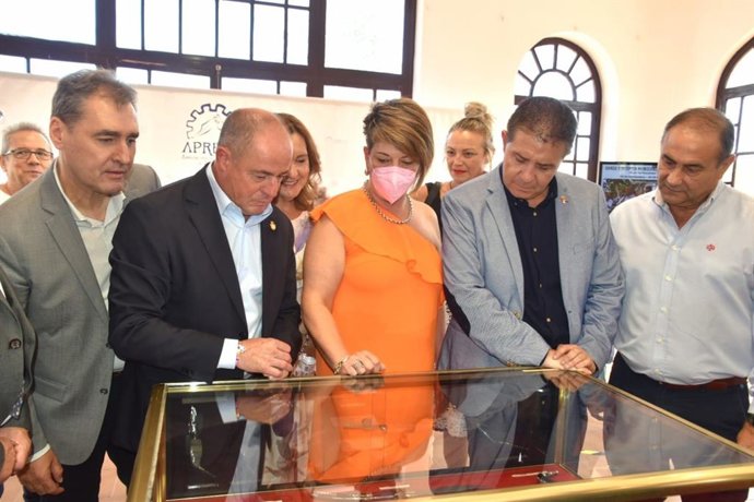 El alcalde de Albacete, Emilio Sáez, y el presidente de la Diputación, Santi Cabañero, en el Salón de la Cuchillería