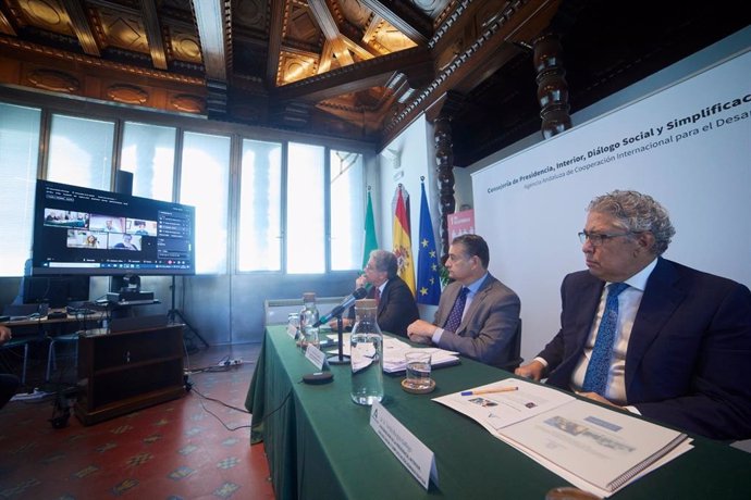 El consejero de la Presidencia, Interior, Diálogo Social y Simplificación Administrativa, Antonio Sanz (c.), durante la visita institucional a la sede de la Agencia Andaluza de Cooperación Internacional para el Desarrollo (Aacid)