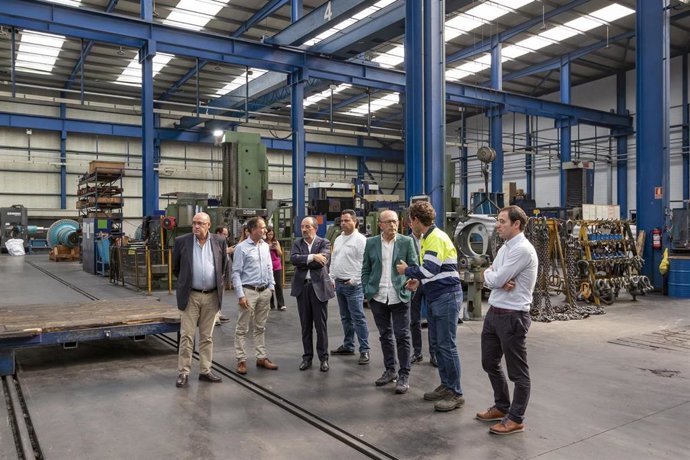 El consejero de Industria, Javier López Marcano, visita las instalaciones de la fábrica de GOMUR (Polígono de Morero) en Guarnizo (El Astillero).