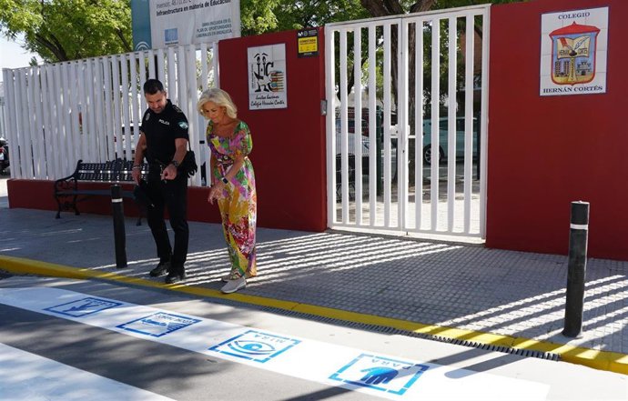 La alcaldesa de Castilleja de la Cuesta, Carmen Herrera, y el jefe de la Policía Local, Miguel Ángel Hidalgo, supervisan los pictogramas en los pasos de peatones destinados a menores con Trastorno del Espectro del Autismo.