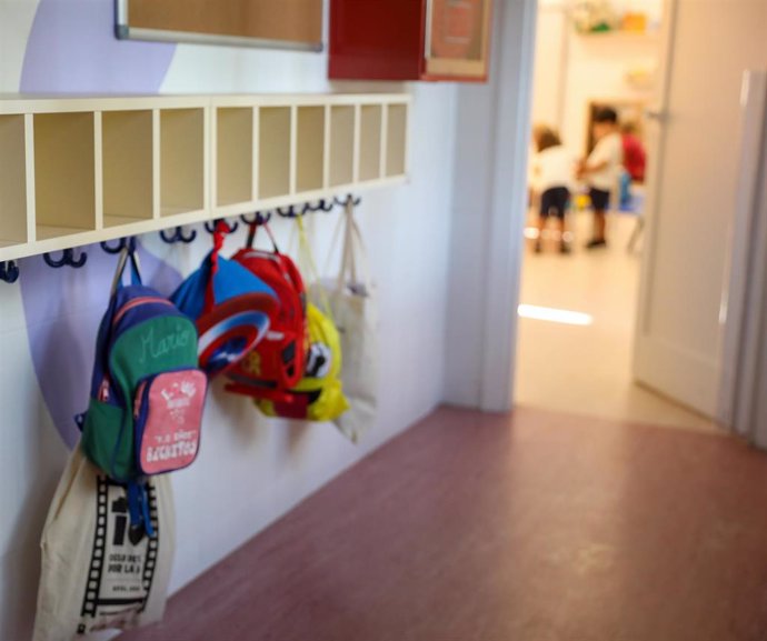 Varias mochilas en una percha de un aula de 0 a 3 años del colegio CEIP Hernán Cortés, durante el primer día de comienzo del curso escolar, a 7 de septiembre de 2022, en Madrid (España). 