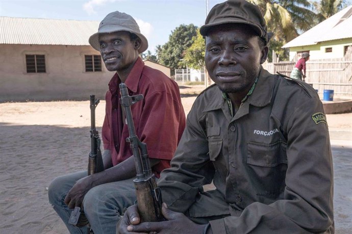 Dos miembros de las fuerzas locales de Mozambique, en Mueda, Cabo Delgado.