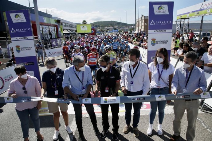 Salida de la segunda etapa de la Vuelta a España femenina