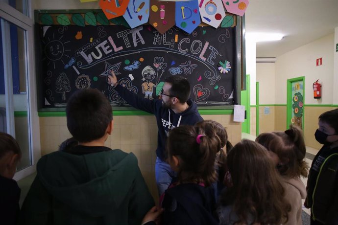 Un profesor da clase a un grupo de alumnos el día que arranca el curso escolar en Galicia, en el CEIP Eduardo Cela Vila de Triacastela, a 8 de septiembre de 2022, en Triacastela, Lugo, Galicia (España). 