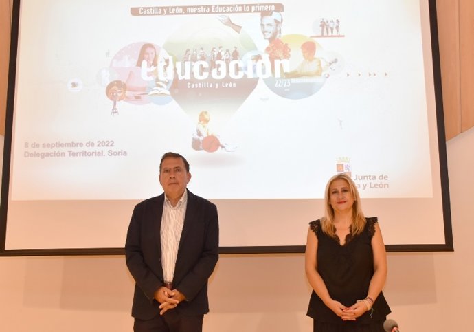 Javier Barrio (izda) y Yolanda de Gregorio presentan el curso escolar en Soria.