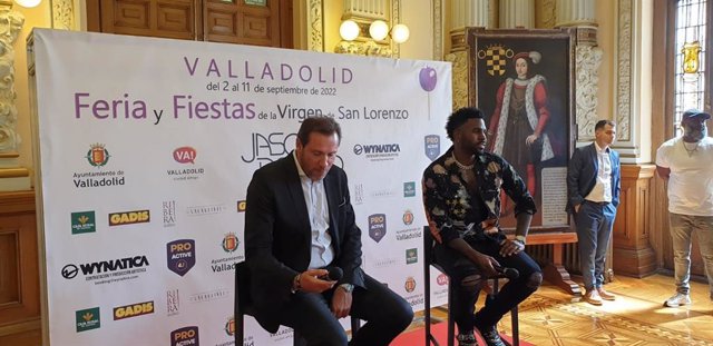 El alcalde de Valladolid, Óscar Puente, y el artista Jason Derulo durante la rueda de prensa de presentación previa al concierto que ofrecerá esta noche en la Plaza Mayor de la ciudad vallisoletana