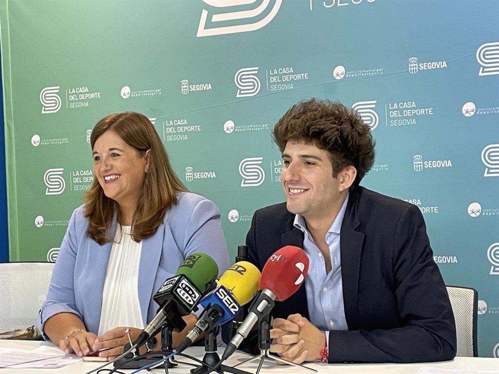 La Alcaldesa De Segovia, Clara Martín, Y El Concejal De Innovación, Alberto Espinar.