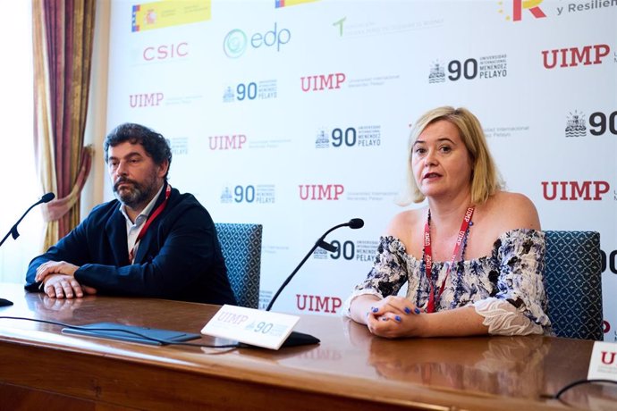 Francesc Bosch, jefe del servicio de Hematología del Hospital Vall d'Hebron. Presidente del Grupo español de Leucemia Linfática Crónica (GELLC), y Lucrecia Yáñez, médico, servicio de Hematología del Hospital Valdecilla.