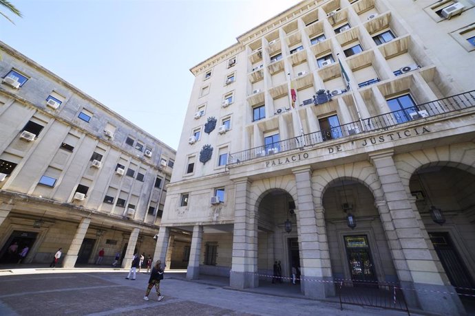 Archivo - Detalle de la fachada principal de la Audiencia Provincial de Sevilla, sede de la Fiscalía hispalense