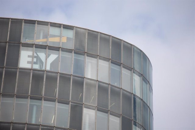 Archivo - FILED - 19 October 2018, Düsseldorf: Logo of the auditing company Ernst & Young (EY) can be seen in an office building. The world's biggest carmakers have so far failed to achieve the same amount of profits as they did last year, although the th
