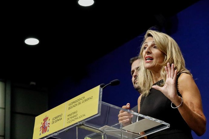 La vicepresidenta segunda del Gobierno y ministra de Trabajo, Yolanda Díaz, y el ministro de Consumo, Alberto Garzón, comparecen en una rueda de prensa posterior a una reunión en la sede del Ministerio, a 8 de septiembre de 2022, en Madrid (España). 