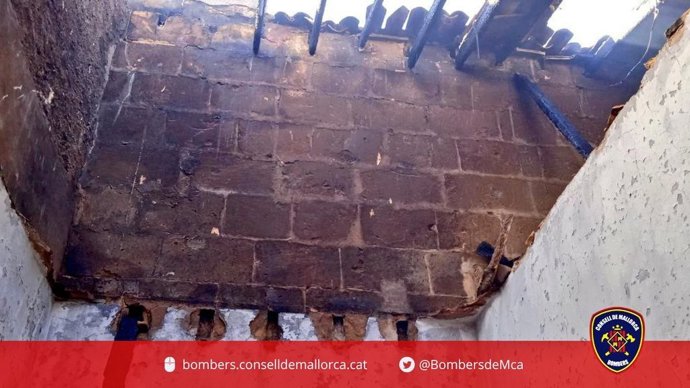 Techo destruido por el impacto del rayo en una vivienda en Ses Cases Noves.