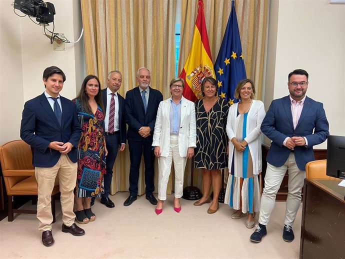La conselleira do Mar, Rosa Quintana, con diputados del PP en el Congreso, con motivo de su comparecencia en la Cámara Baja para explicar la posición gallega ante la nueva Ley de Pesca Sostenible.