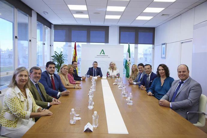 Antonio Sanz preside la reunion con los Delegado Territoriales antes de la toma de posesión.