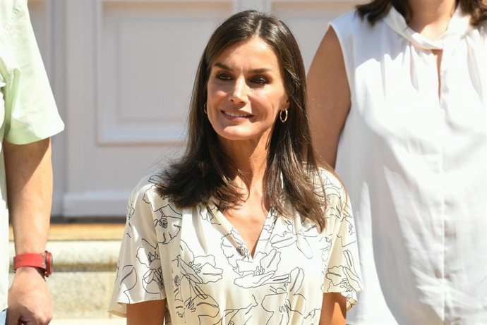 Archivo - La Reina Letizia posa durante la audiencia a una representación de la plataforma estatal de Personas con Discapacidad Intelectual o del Desarrollo en el Palacio de La Zarzuela, a 22 de julio de 2022, en Madrid (España).
