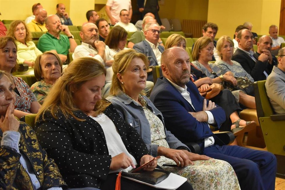 Delia Losa entre los consejeros Lidia Espina y Juan Cofiño.