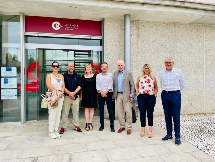 Foto del encuentro entre representantes del Ayuntamiento de Terrassa (Barcelona), el Parc Audiovisual de Catalunya y la Cámara de Terrassa