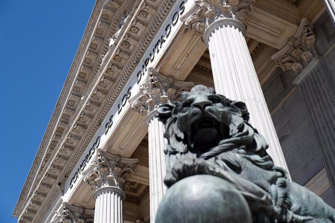 Archivo - Uno de los leones que se encuentran delante de la fachada del Congreso de los Diputados en la Plaza de las Cortes de Madrid.