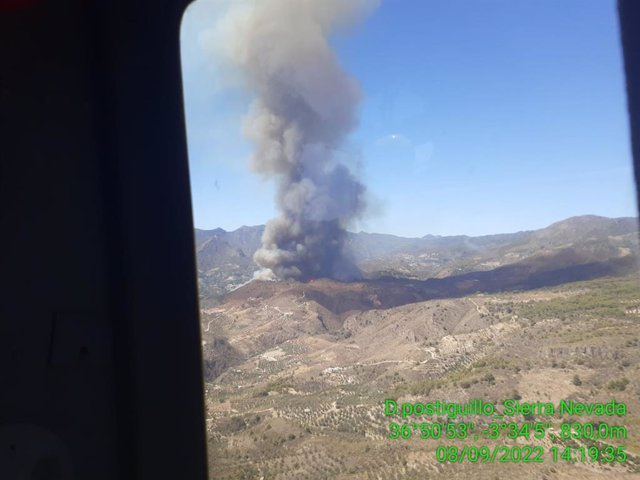 Incendios.- Más de 20 medios aéreos trabajan contra el fuego de Guájar Alto (Granada), con fuertes rachas de viento