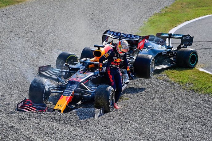 Archivo - Max Verstappen se baja de su Red Bull tras colisionar con el Mercedes de Lewis Hamilton en el GP Italia 2021