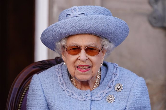 Archivo - 30 June 2022, United Kingdom, Edinburgh: Queen Elizabeth II attends the Reddendo parade of the Queen's Body Guard for Scotland (also known as the Royal Company of Archers) in the gardens of the Palace of Holyroodhouse, as part of her tradition
