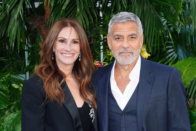 07 September 2022, United Kingdom, London: US actors Julia Roberts (L) and and George Clooney arrive to attend the world premiere of the film "Ticket To Paradise". Photo: Ian West/PA Wire/dpa