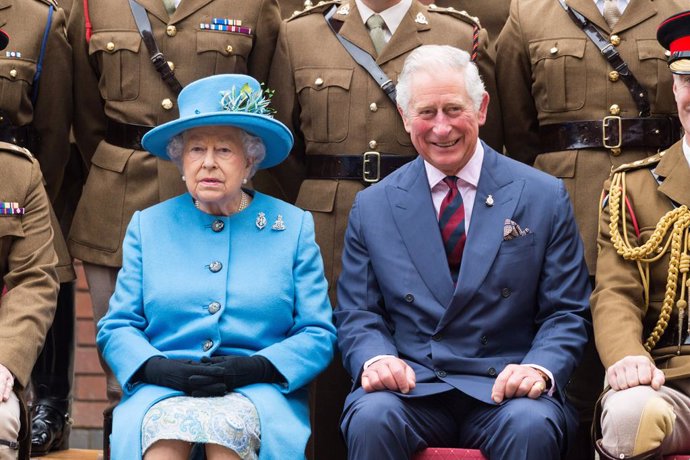 La reina Isabel II al costat del seu fill, el príncep Carlos de Galles