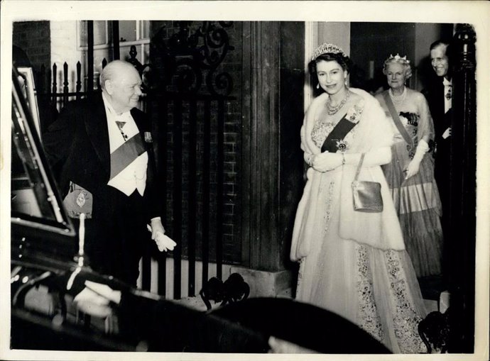 Archivo - Arxiu - Winston Churchill i la reina Isabel II en 1955