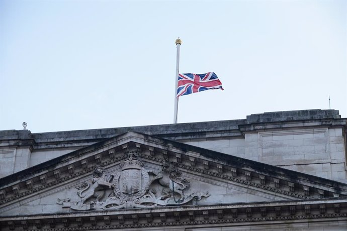 08 September 2022, United Kingdom, London: The Union Flag above Buckingham Palace in central London is flown at half mast following the announcement of the death of Queen Elizabeth II. Photo: Yui Mok/PA Wire/dpa