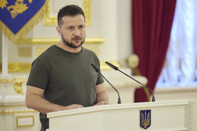 29 August 2022, Ukraine, Kiev: Ukrainian President Volodymyr Zelensky, delivers remarks during a presentation of Gold Star Orders to the relatives of fallen Ukrainian soldiers in the White Hall of Heroes at the Mariinskyi Palace. Photo: Sarsenov Daniiar