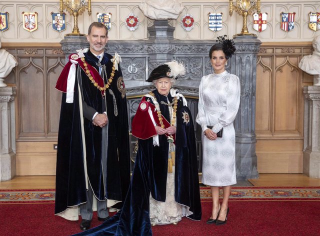 (I-D) El Rey Felipe VI, la Reina Isabel II de Inglaterra y la Reina Letizia en una foto posterior a la ceremonia de investidura de Don Felipe como Caballero de la Muy Noble Orden de la Jarretera, la máxima distinción que concede la monarquía británica.