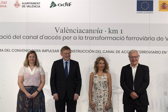 Archivo - (I-D) La presidenta de Adif, María Luisa Domínguez; el president de la Generalitat, Ximo Puig; la ministra de Transportes, Raquel Sánchez, y el alcalde de Valencia, Joan Ribó, posan durante la firma del convenio del Canal de acceso ferroviario