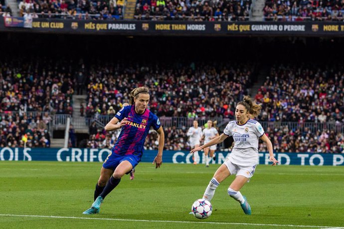 Archivo - Irene Paredes of FC Barcelona competes with Olga Carmona of Real Madrid  during the UEFA Women's Champions League Quarter Finals  match between FC Barcelona and Real Madrid CF at Camp Nou on March 30, 2022 in Barcelona, Spain.