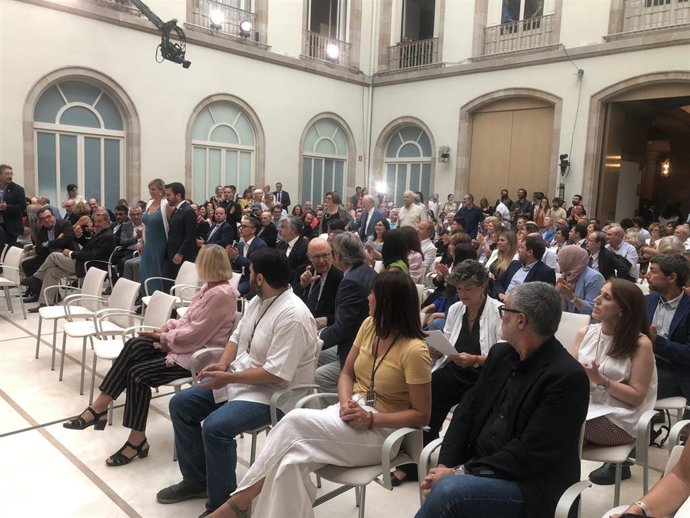 Acto de entrega de las medallas de honor del Parlament, con los familiares de Núria Feliu y Pau Riba y los pedagogos Margarida Muset y Joaquim Arenas.
