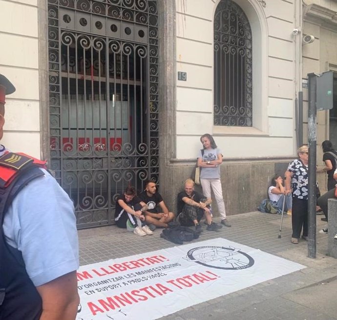 Un miembro de la plataforma Pablo Hasél se encadena en la sede del PSC de Lleida