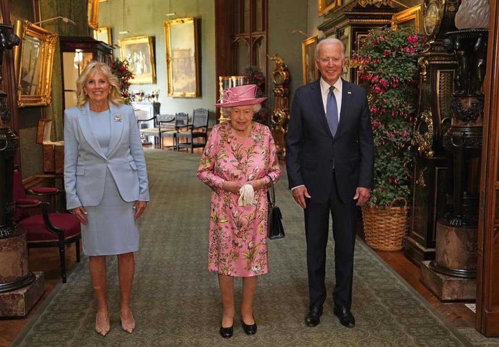 Archivo - Joe Biden y su mujer, Jill, junto a Isabel II