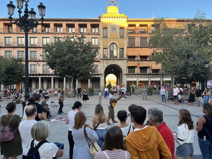 El cantante de soul Clarence Bekker durante su actuación sorpresa en la plaza de Zocodover de Toledo