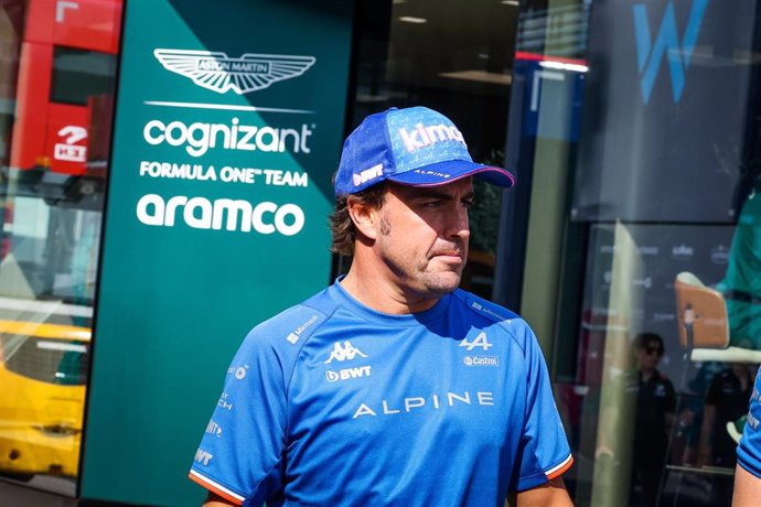 El piloto español Fernando Alonso pase por el circuito de Monza