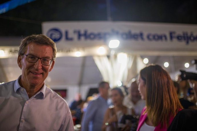 El líder del PP, Alberto Núñez-Feijóo, en la carpa del PP de las fiestas de L'Hospitalet (Barcelona)