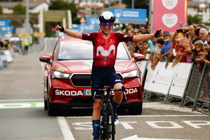 La ciclista neerlandesa Annemiek van Vleuten celebra su victoria en la segunda etapa de la Cerazitit Challenge by La Vuelta 2022