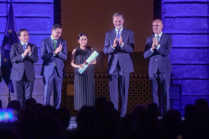 El Rey Felipe VI, entrega el premio Giraldillo de Oro a la bailadora, Eva la Yerbabuena