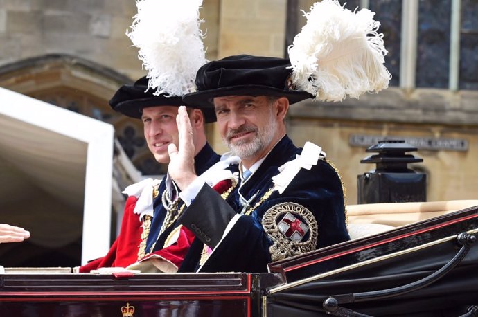 Archivo - El Rey Felipe VI junto al príncipe William de Inglaterra tras ser investido caballero de la Orden de la Jarretera en una ceremonia que ha tenido lugar en el Castillo de Windsor (34 kilómetros al oeste de Londres) presidida por Isabel II.