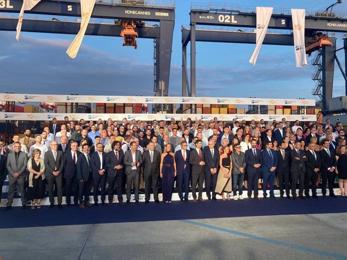 Foto de grupo del acto de celebración del décimo aniversario de la Terminal Hutchison Ports Best del Puerto de Barcelona